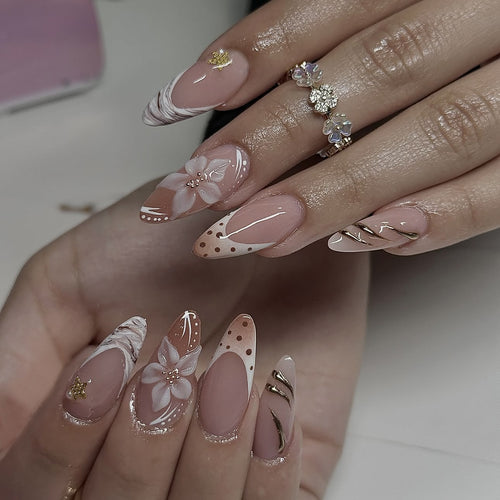 Kunstnagelset mit floralen und eleganten Details Karnz