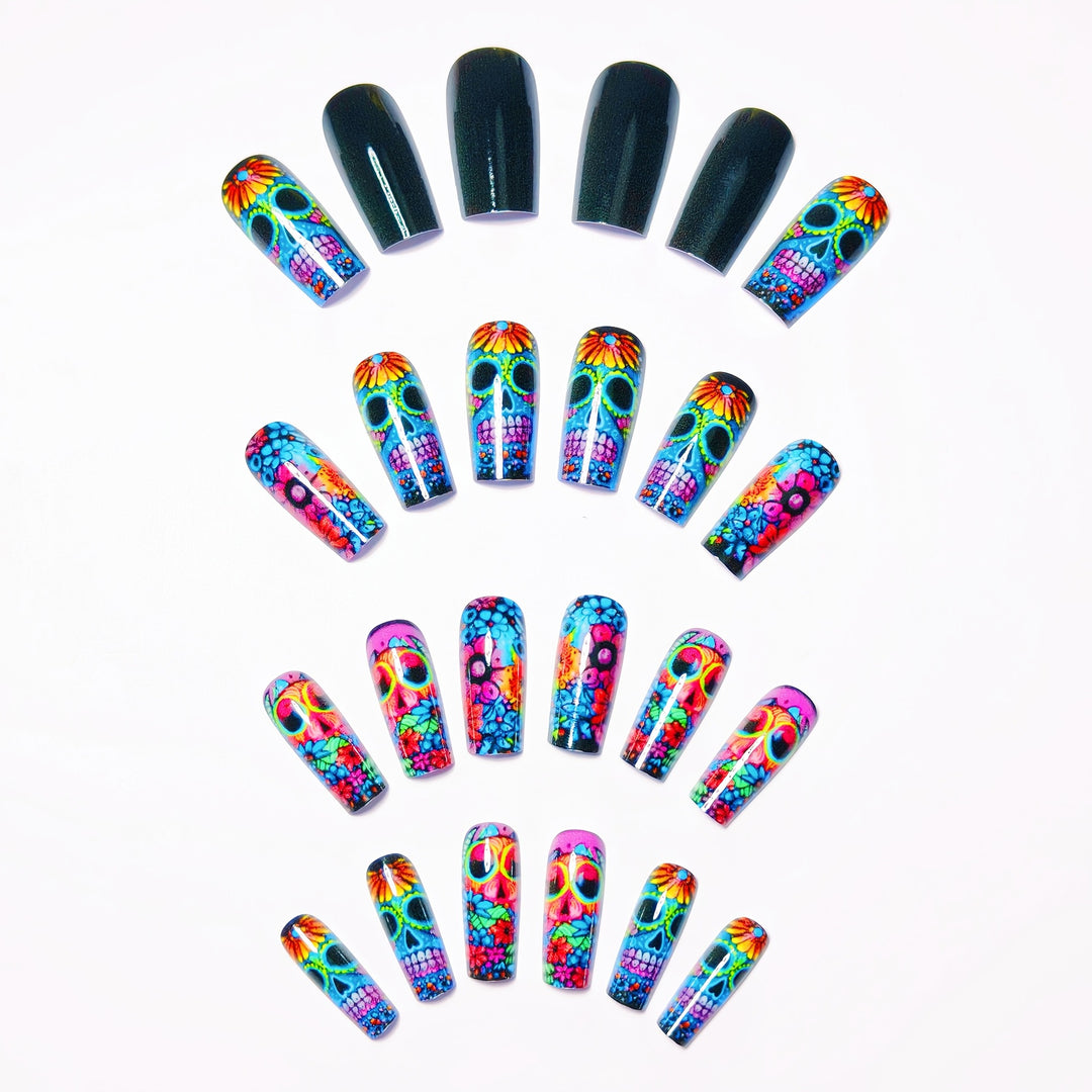 Kunstnagelset mit Lebhaftem Totenschädel-Design Karnz