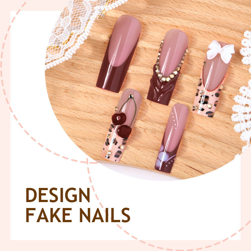 Kunstnagelset mit floralem und glamourösem Design Karnz
