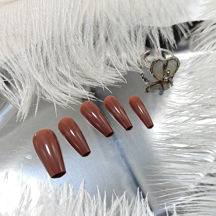 Kunstnägel In Elegantem Hochglanz mit Stiletto Form Karnz