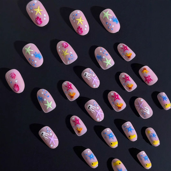 Kunstnagelset mit maritimem Design und bunten 3D-Akzenten Karnz