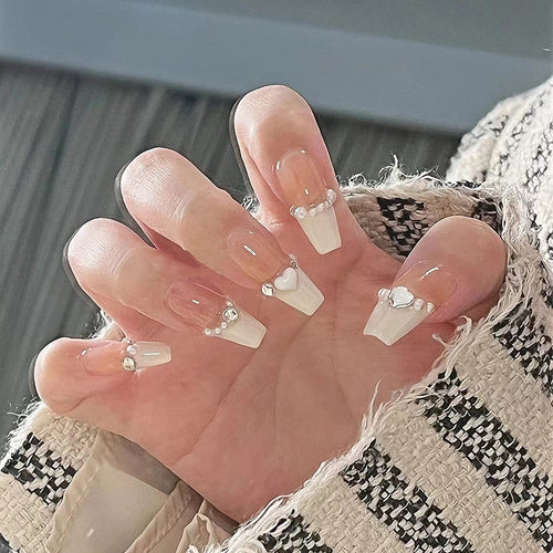 Kunstnagelset mit eleganten Blumen- und Glitzerverzierungen Karnz