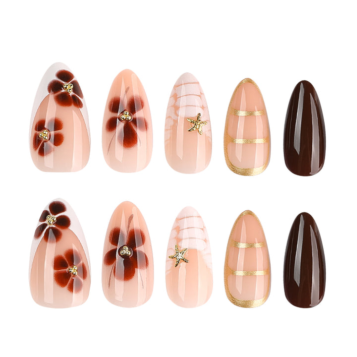 Kunstvolle Nagelkunst mit glamourösen Akzenten und eleganten Verzierungen Karnz