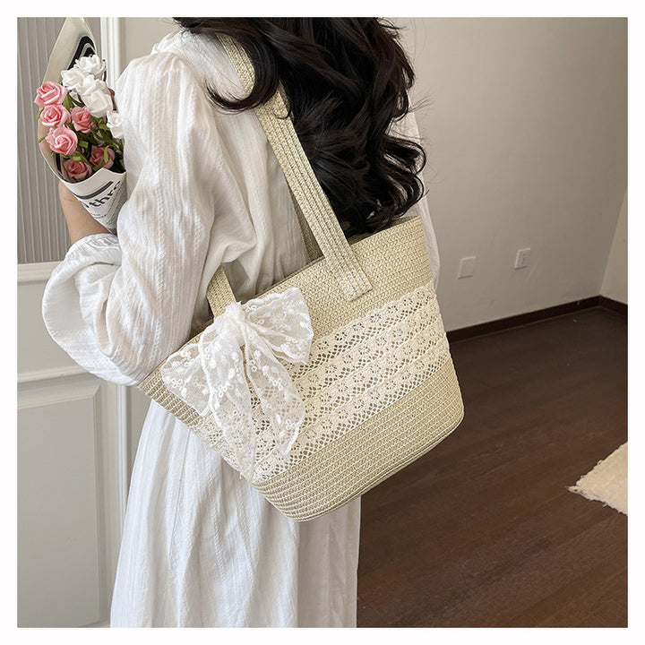 Elegante mit Spitze verziert Strohtasche