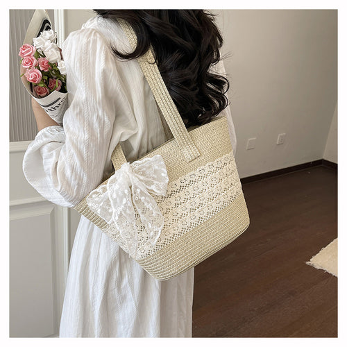 Elegante mit Spitze verziert Strohtasche