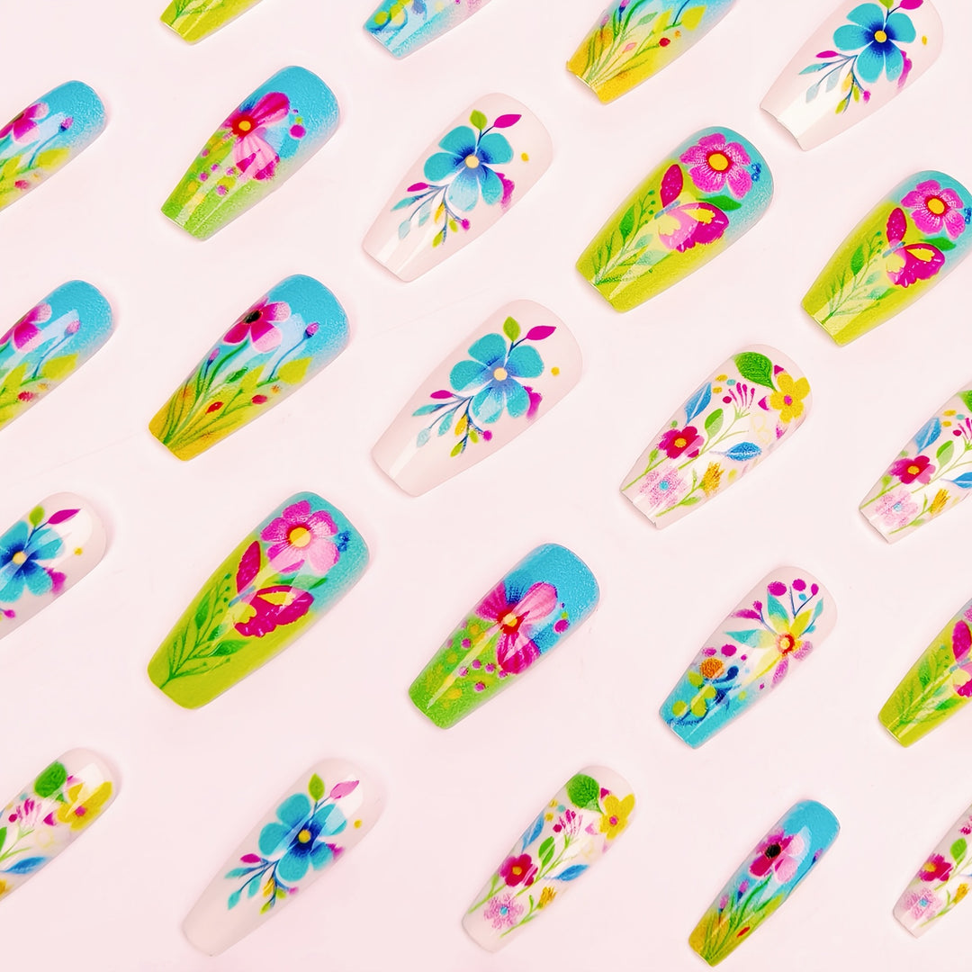 Kreatives Blüten-Nageldesign Karnz