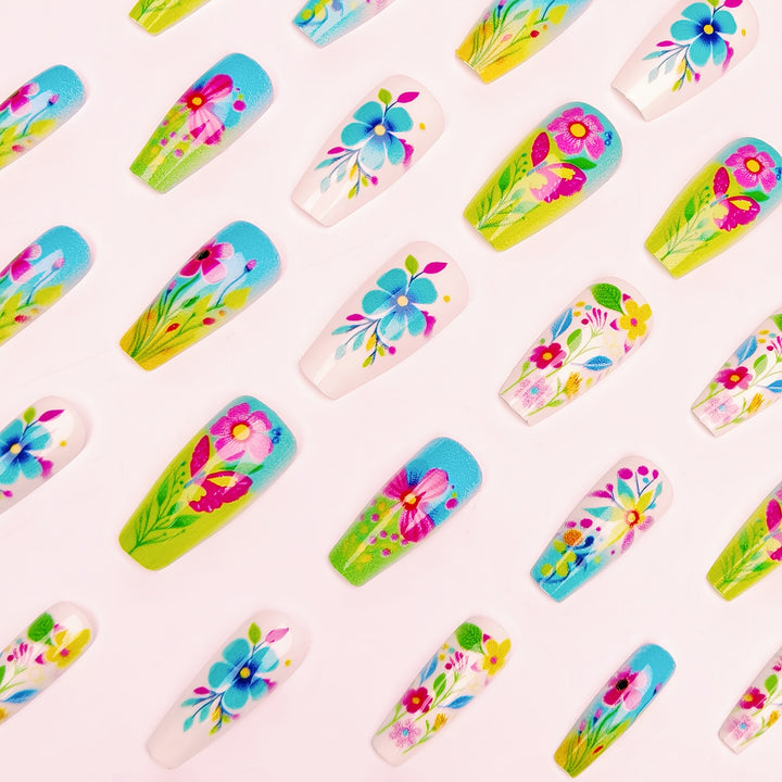 Kreatives Blüten-Nageldesign Karnz