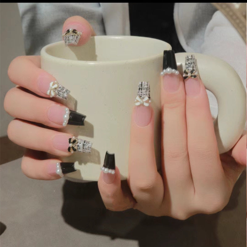Glamouröse Nageldesigns mit Perlen- und Strass-Akzenten Karnz