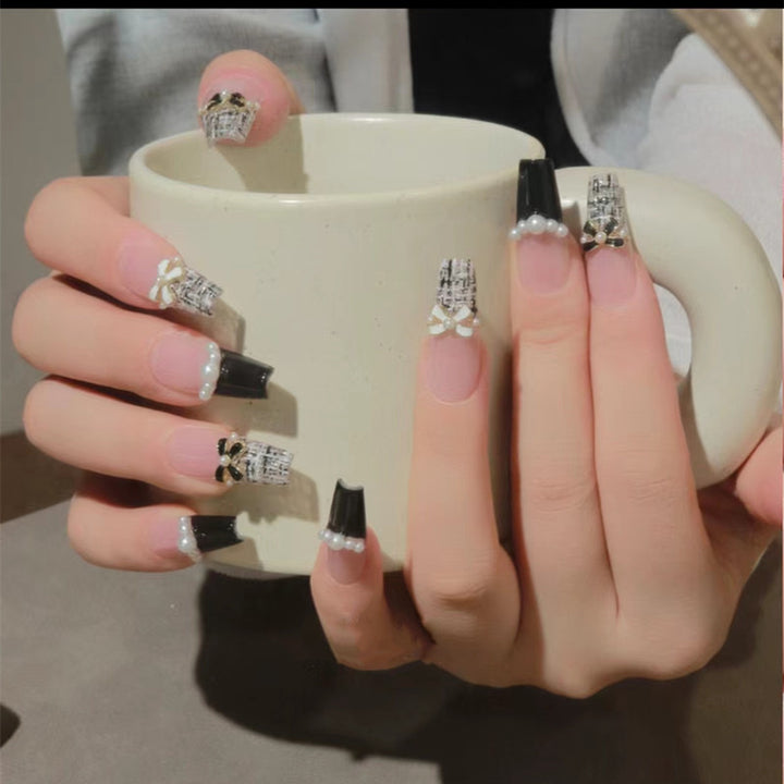 Glamouröse Nageldesigns mit Perlen- und Strass-Akzenten Karnz