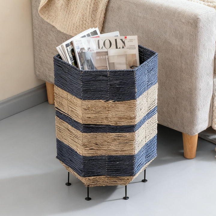Stilvoller Wäschekorb aus Rattan mit Metallbeinen Karnz