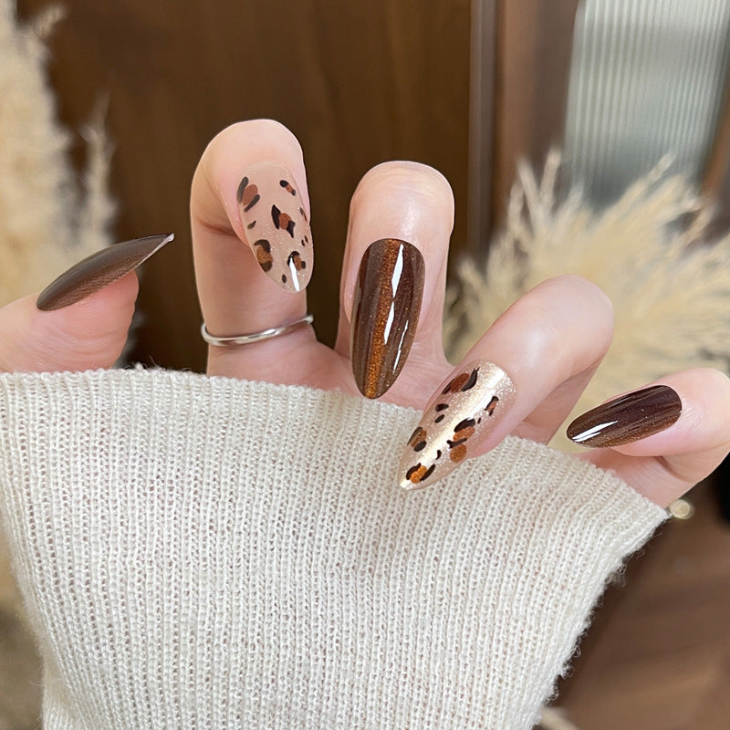 Künstlerisches Stiletto Press-On Nagelset mit elegantem Tierdruck Karnz