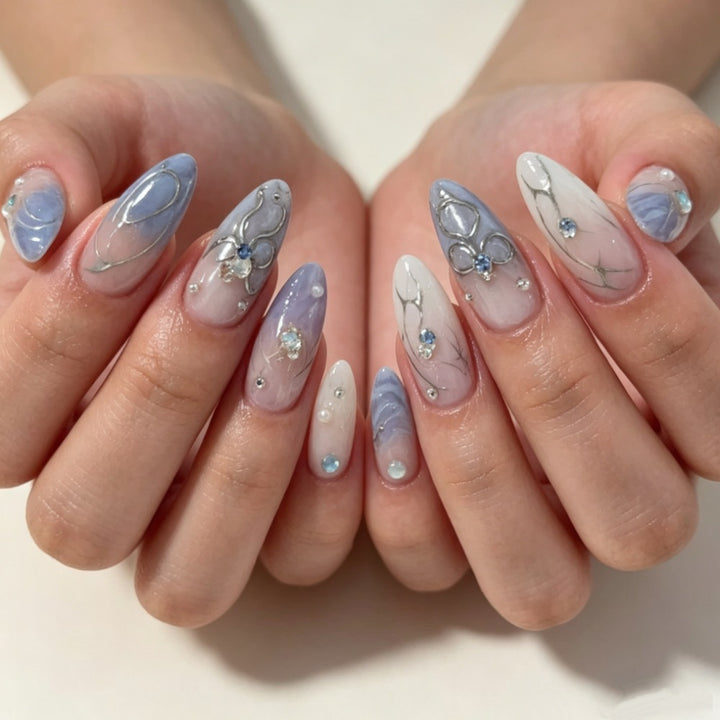 Künstlerisches Press-On-Nageldesign mit floralen und Schmuckakzenten Karnz