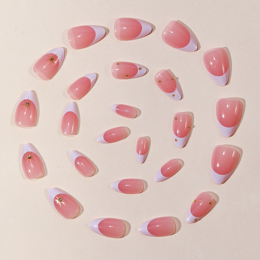 Elegante French Tip Nagelkunst mit goldenen Akzenten Karnz