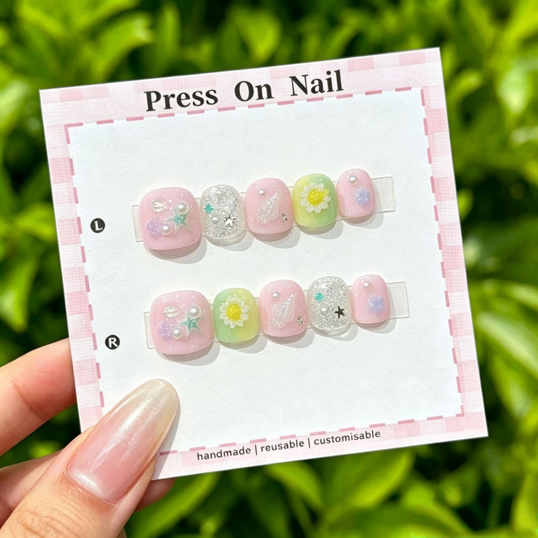 Künstlerisches Press-On-Nagel-Set mit floralen und grafischen Designs