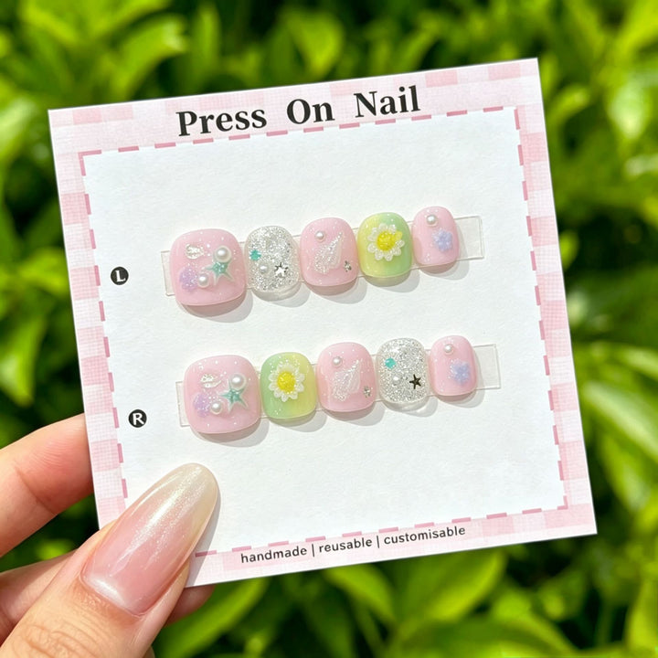 Künstlerisches Press-On-Nagel-Set mit floralen und grafischen Designs