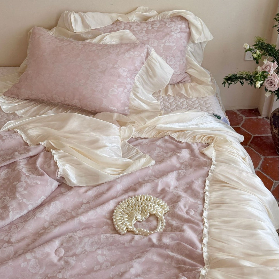 Luxuriöses Rüschen-Bettwäsche-Set aus Satin mit Steppdecke und Bettrock