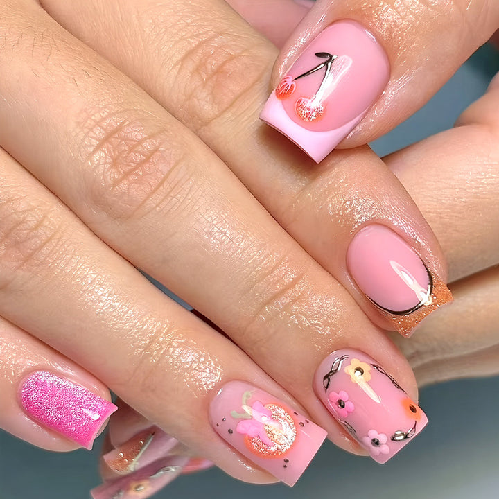 Kreatives florales Nagelkunstdesign Karnz