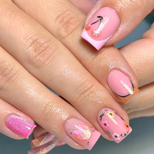 Kreatives florales Nagelkunstdesign Karnz