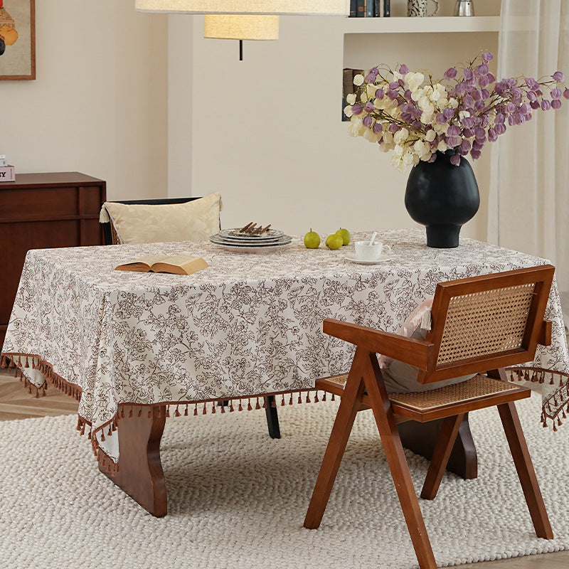 Tischdecke aus Baumwollmischgewebe mit floraler Jacquard-Optik und Quasten-Borte Karnz