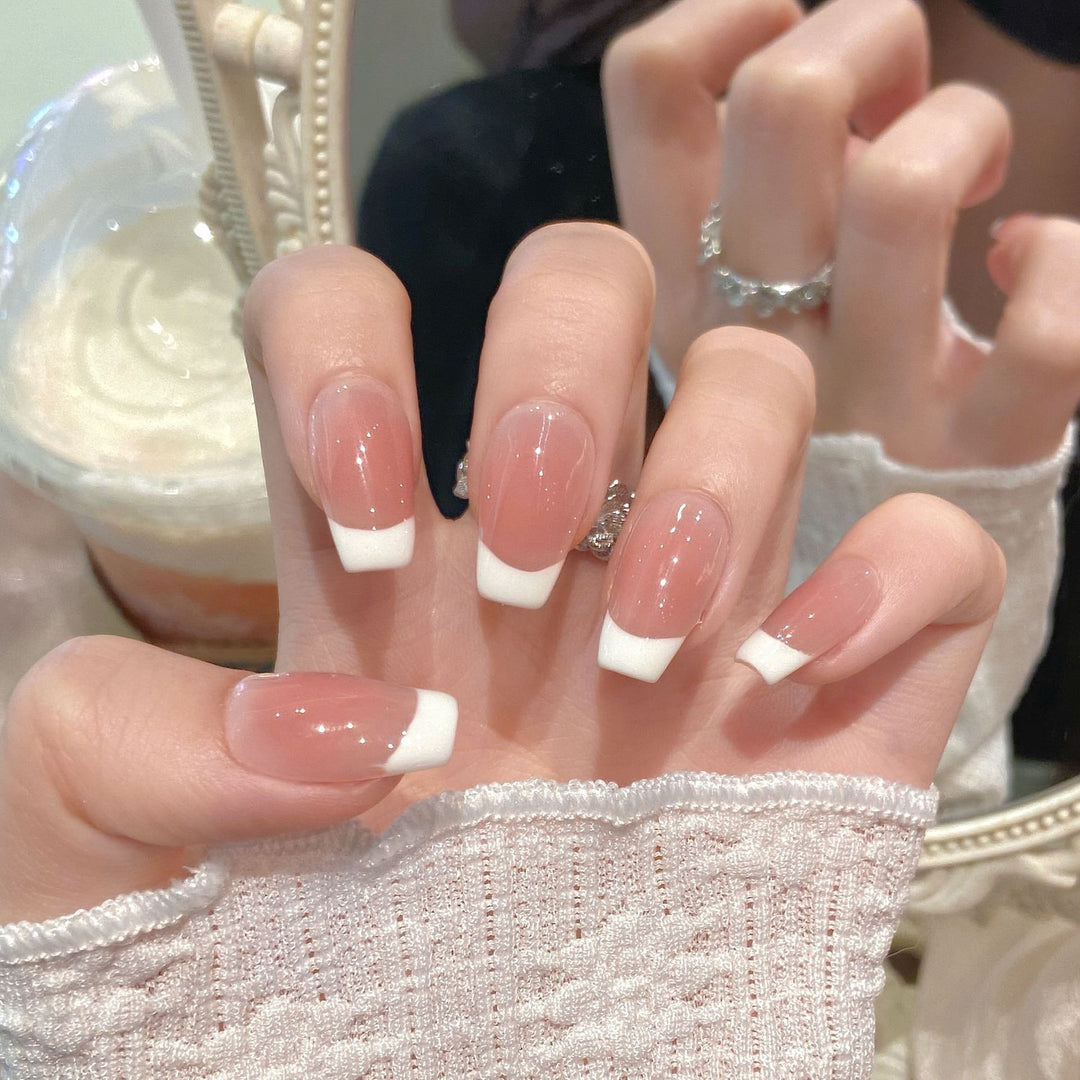 Elegantes französisches Tip Press-On Nail Design Karnz
