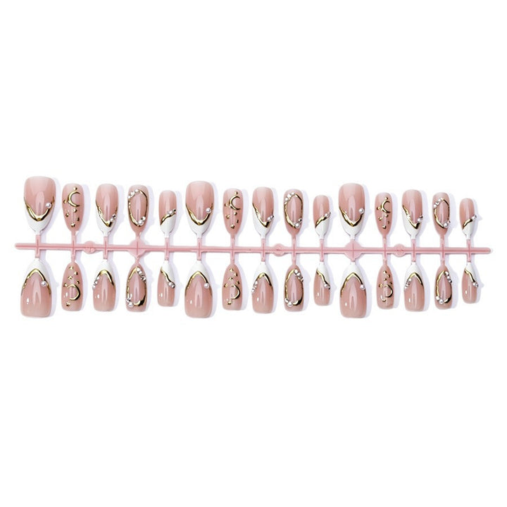 Exquisites Kunstnagelset mit feinen 3D-Verzierungen und eleganten Akzenten Karnz