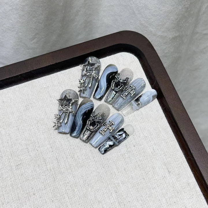 Glamouröses Press-On Nagelkunstset mit dekorativen metallischen Elementen Karnz