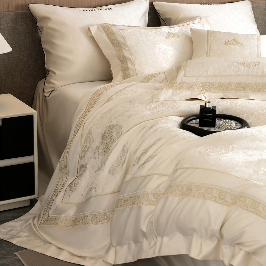 Luxuriöses florales Jacquard-Satin-Bettdeckenbezug-Set mit besticktem Rand und dekorativen Kissenbezügen