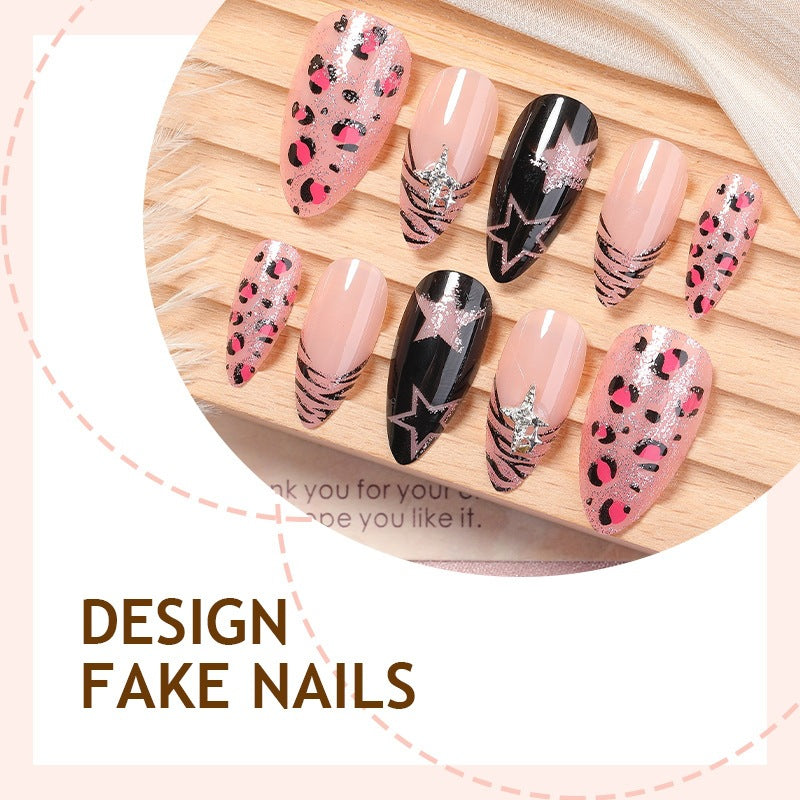 Kreatives Kunstnagelset mit Leoparden- und Glitzerakzenten Karnz