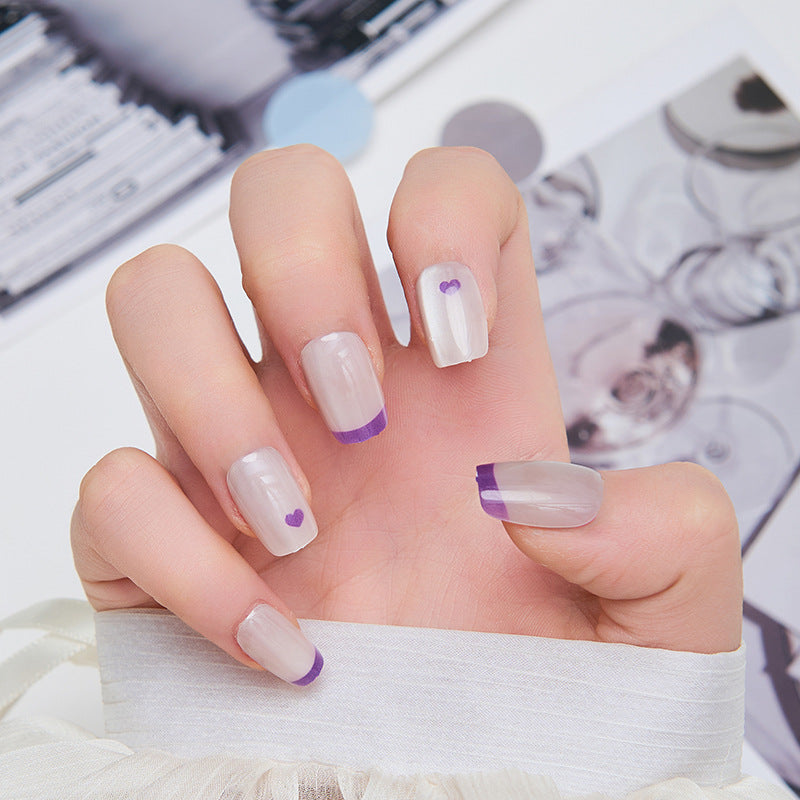 Kunstvolle Nagelverlängerungen mit floralen Akzenten Karnz