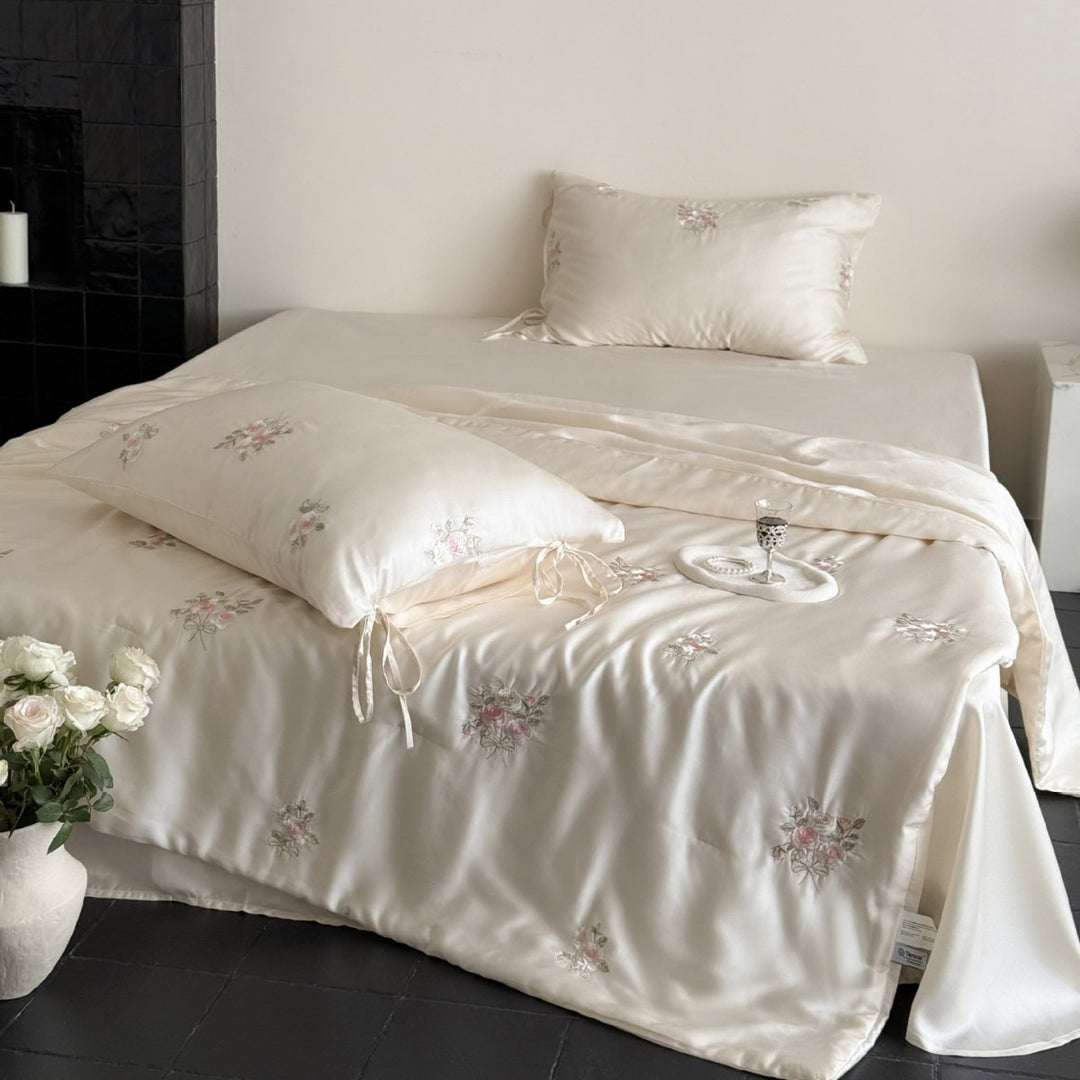 Luxuriöses besticktes Satin-Bettwäscheset mit Rosenmuster und Bändchenkissen
