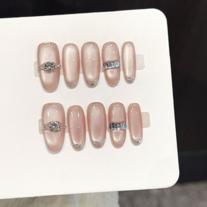 Dekoratives Press-On-Nagel-Set mit eleganten Juwelenelementen