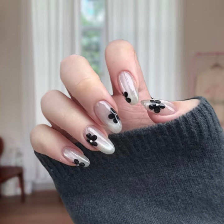 Blumeninspiriertes Press-On Nageldesign Karnz