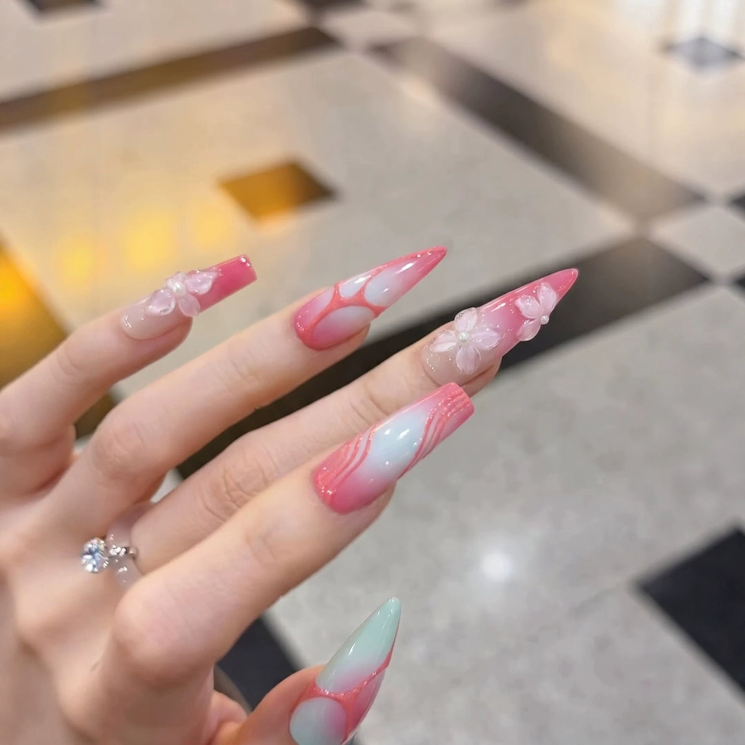 Dekorative Stiletto Press-On Nägel mit floralen Designs Karnz