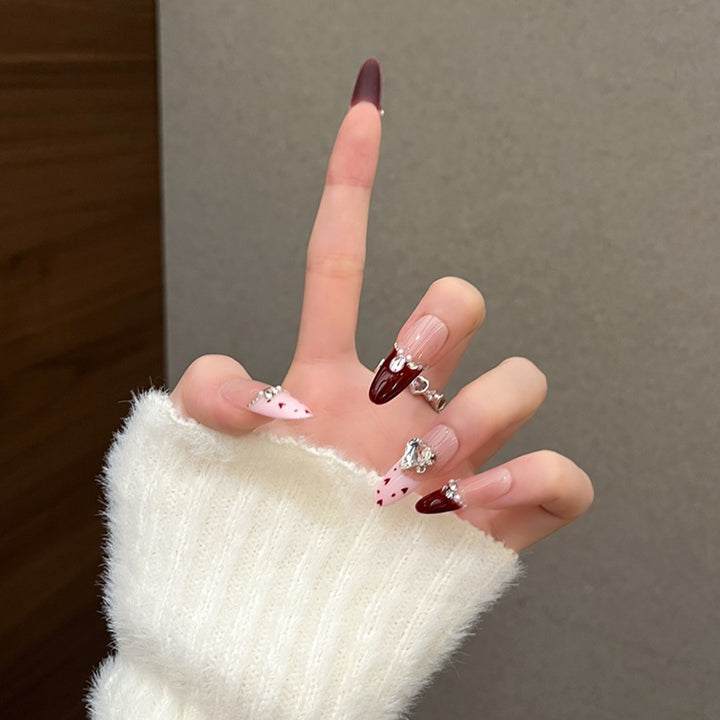 Glamouröse mit Strass besetzte Stiletto Press-On Nägel Karnz