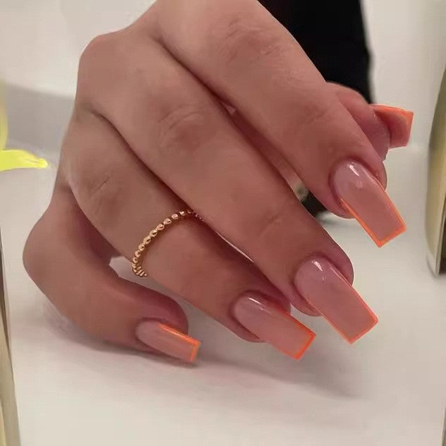 Künstliche Nagelspitzen mit glamourösem Design und Neonakzenten Karnz