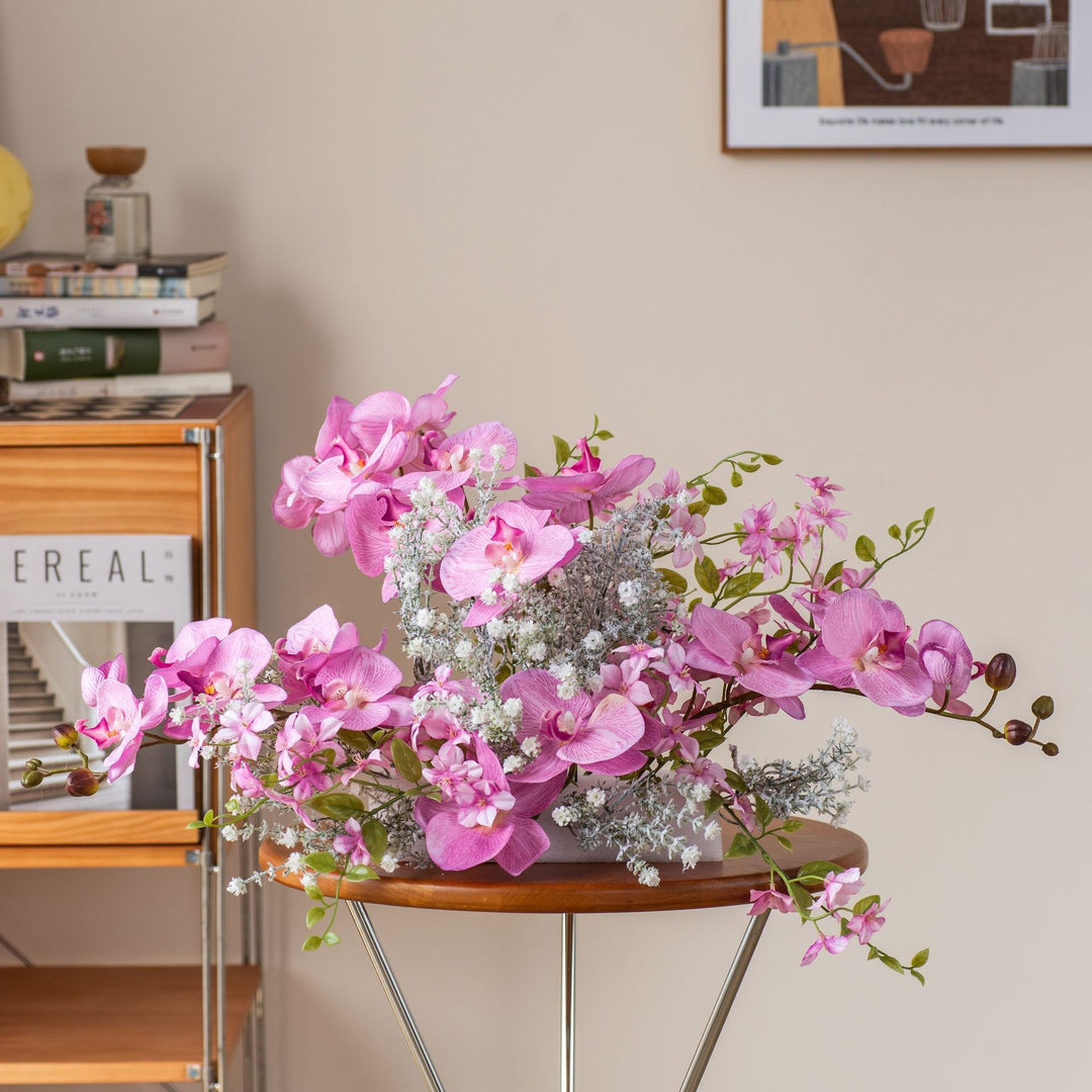 Lebensechte Orchideen Blumenarrangement