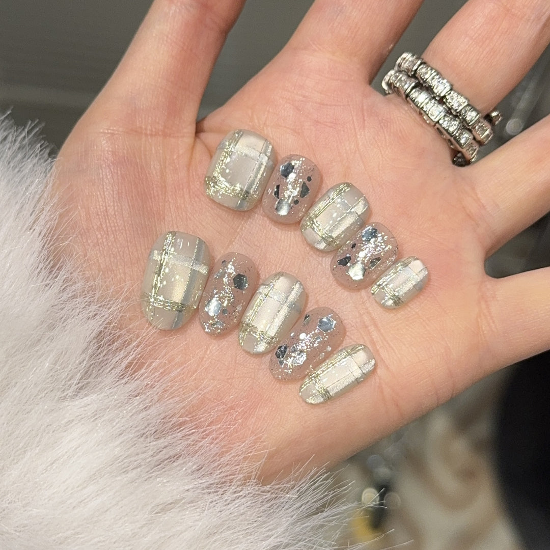 Glamouröse Kunstnagelspitzen mit Metallic-Detail Karnz