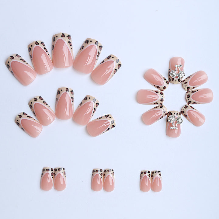 Künstliche Fingernägel mit Elegantem Tiermuster und Glitzerdetails Karnz