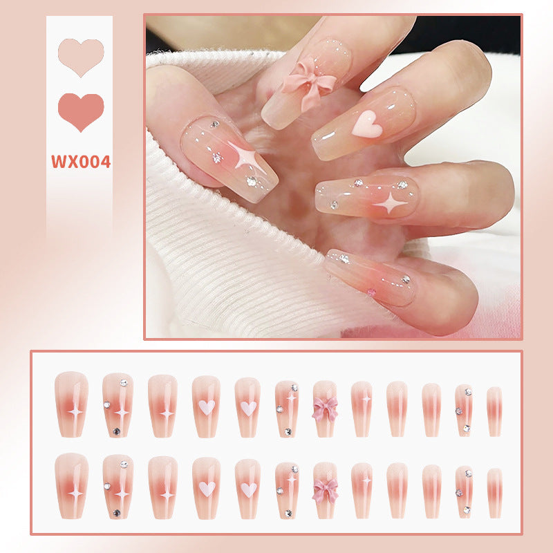 Elegante Nail Art mit Glitzer und Strass Karnz