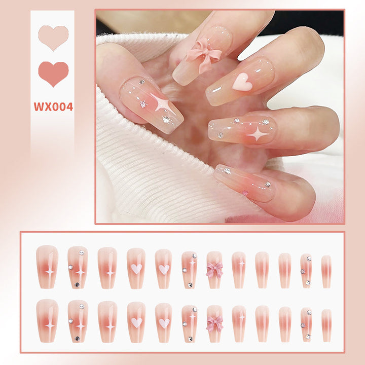 Elegante Nail Art mit Glitzer und Strass Karnz