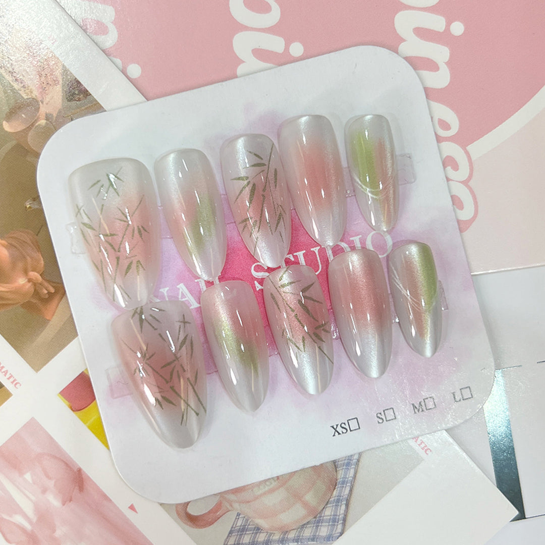 Künstliche Nagelspitzen mit elegantem Design und botanischen Akzenten Karnz