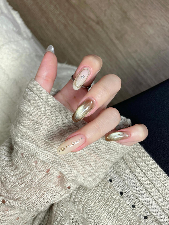 Kunstnägel mit Glitzer- und Sternendesign Karnz