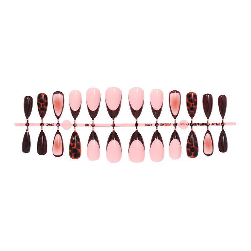 Kunstnagelset mit elegantem Farbverlauf und trendigen Tiermotiven Karnz