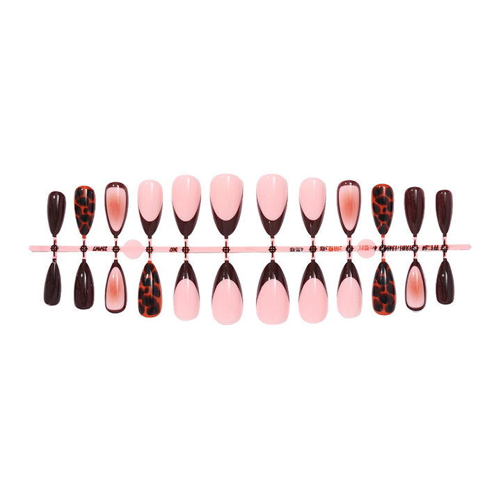 Kunstnagelset mit elegantem Farbverlauf und trendigen Tiermotiven Karnz