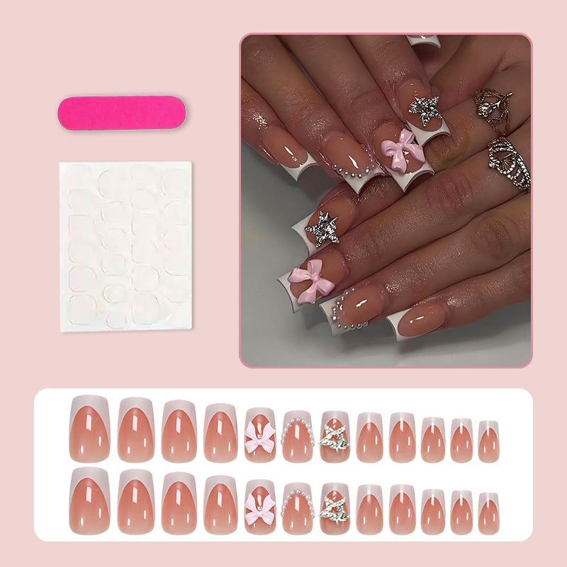 Kunstnagelset mit eleganten 3D-Blumen und Glitzerakzenten Karnz