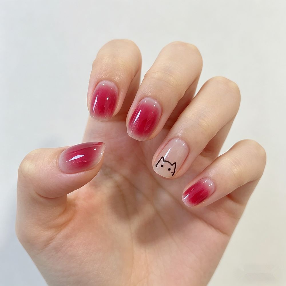 Kunstnägel mit elegantem Ombre-Effekt und verspieltem Katzenmotiv Karnz