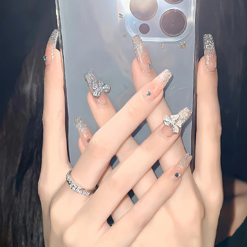 Kunstnagelset mit funkelnden Glitzer- und holografischen Akzenten Karnz