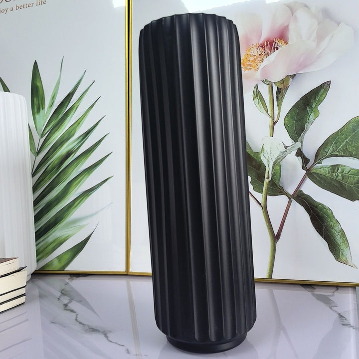 Dekorative vertikale gerippte Vase Karnz