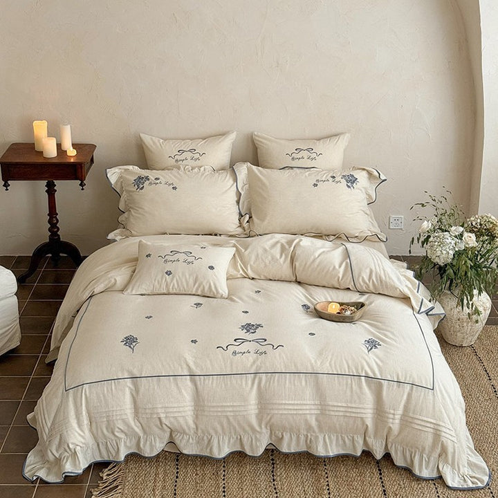 Baumwoll-Musselin Bettwäscheset mit zarter Blumenstickerei, Volant und atmungsaktivem Finish