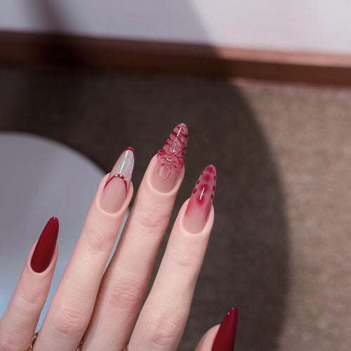 Kunstnägel mit Floralen und Glamour-Details Karnz